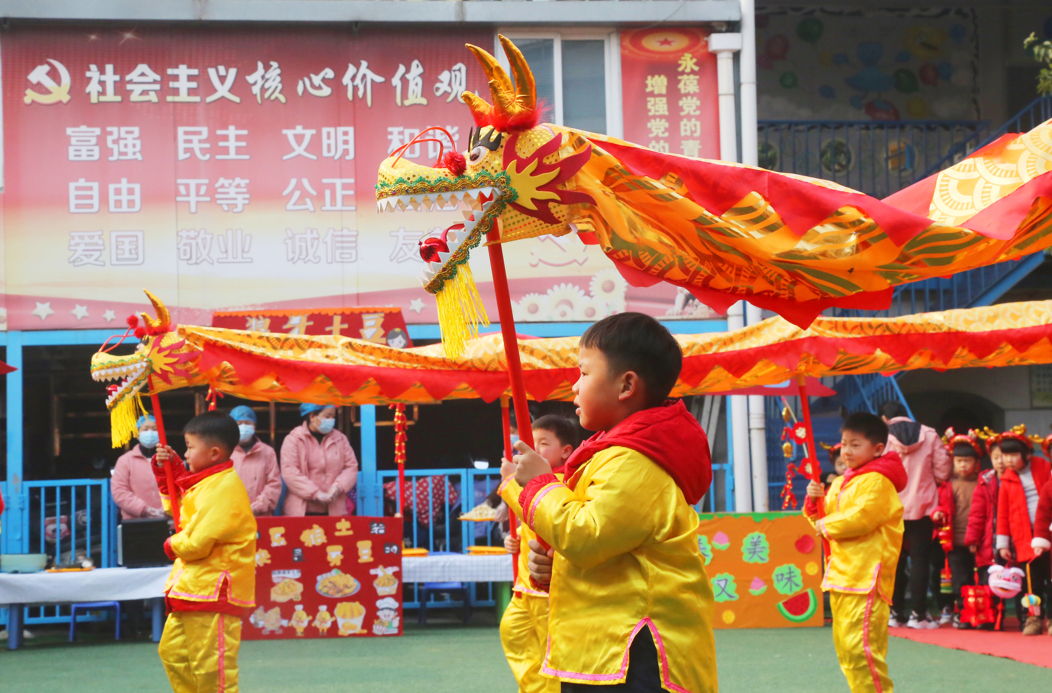 1-2023年12月28日，宝丰县育才幼儿园的小朋友在参加欢天喜地迎龙年 。王双正摄.jpg