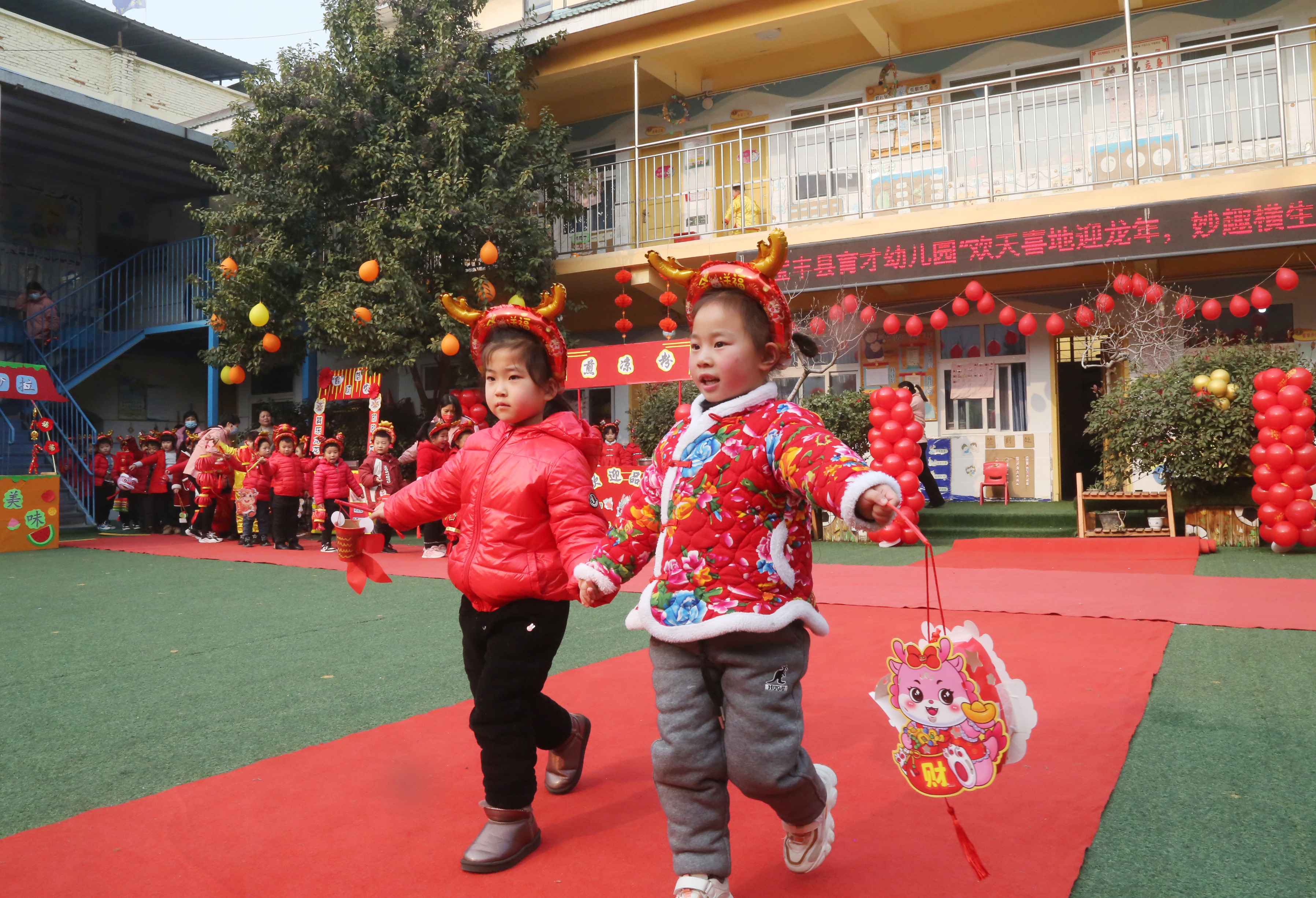 3-2023年12月28日，宝丰县育才幼儿园的小朋友在花灯走秀 。王双正摄.jpg