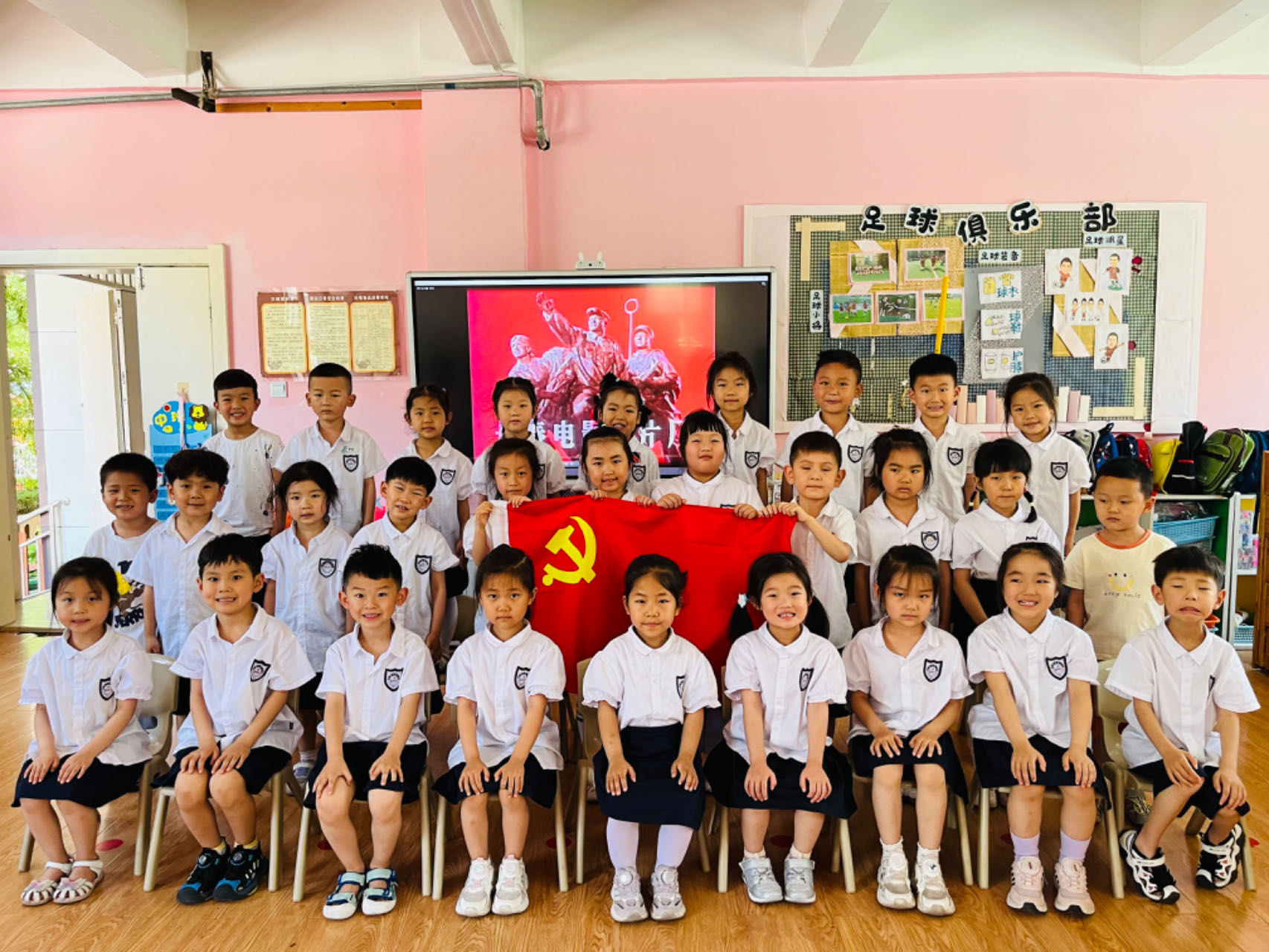 幼儿观看红色电影.jpg