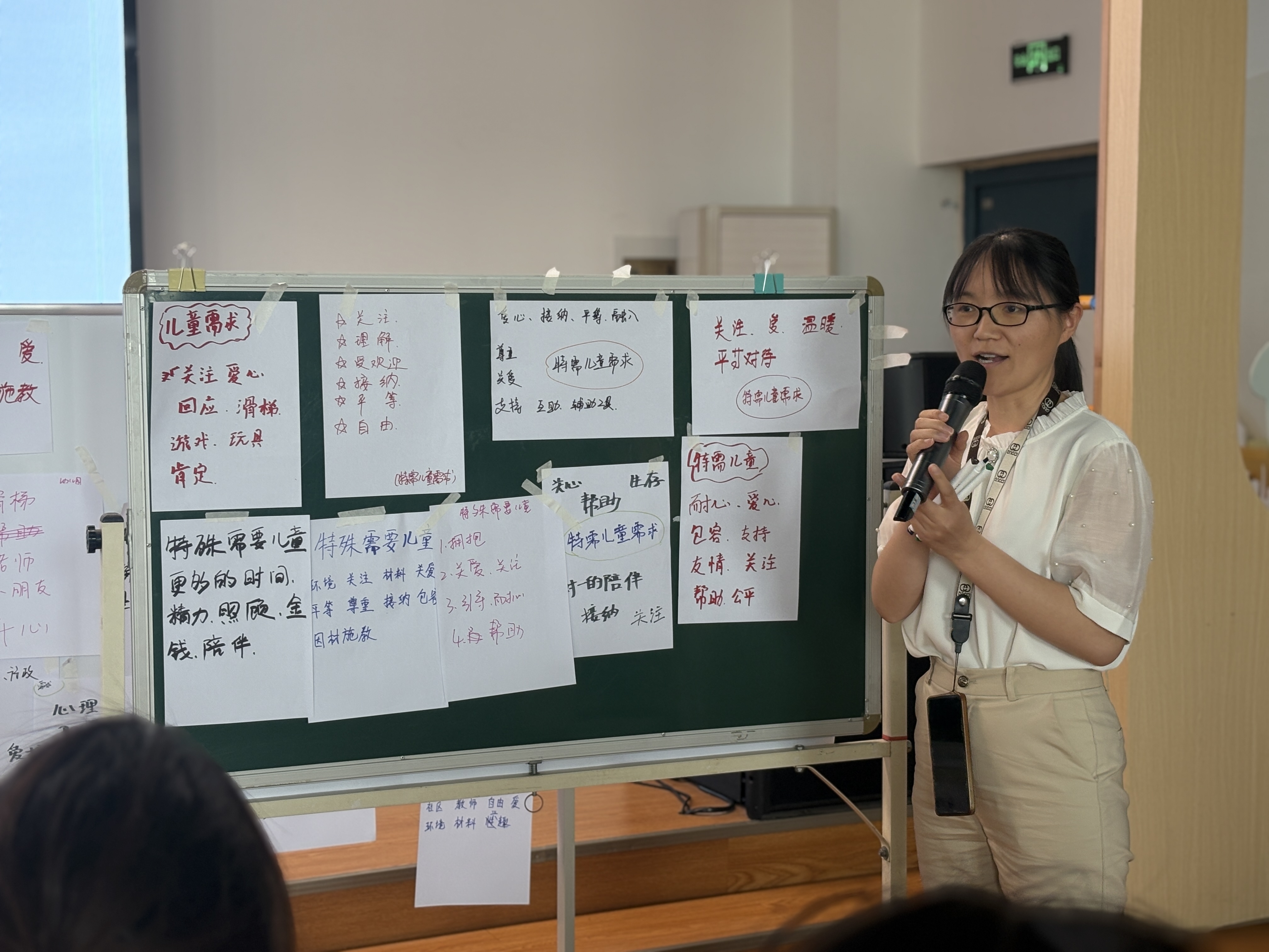 河南省学前融合资源中心科研主任王兵杰做现场指导.png