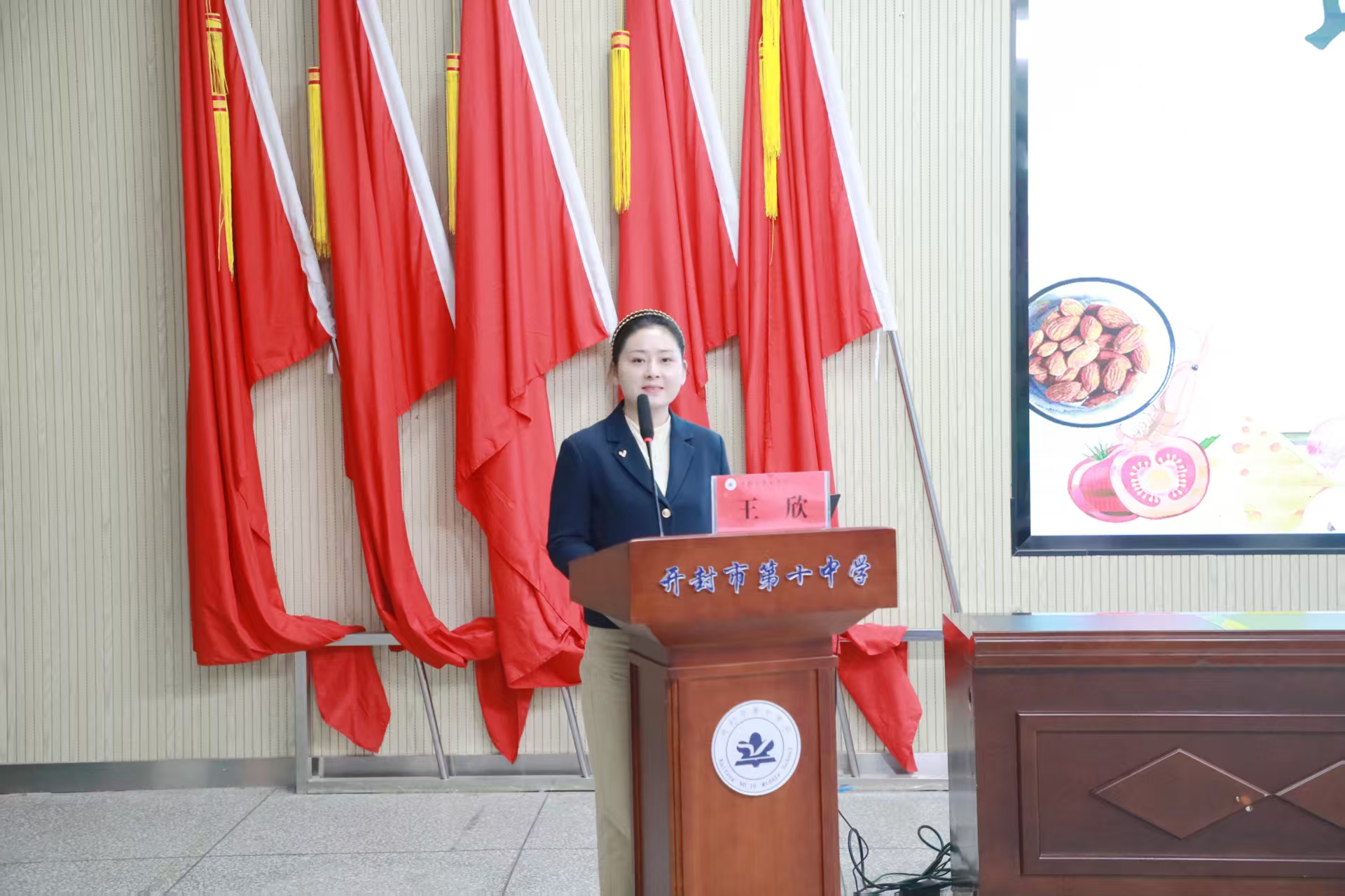 王欣副园长分享膳食管理与制作展示典型案例.jpg